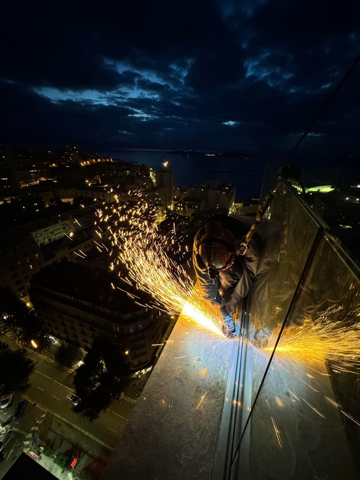 Meulage de nuit sur une façade vitrée